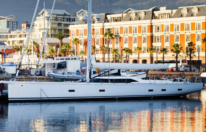 Imagen de barco en bahía