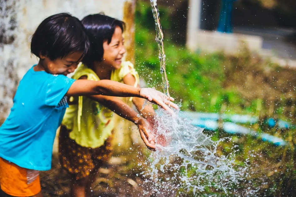 Niños jugando con agua